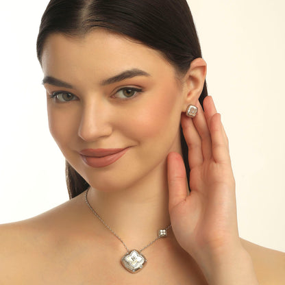 FLORA MOTHER OF PEARL NECKLACE